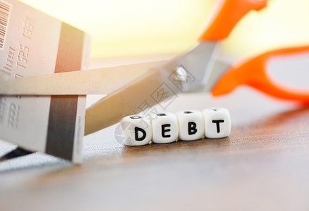 削减债务用剪刀信卡以停止支付货币保护成本金融危机和问题风险商业管理贷款利息图片