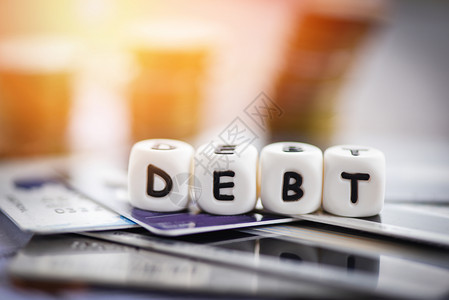 债务信用卡和货币硬堆积免除金融危机和有问题的风险商业管理贷款利息债务合并概念的增加图片
