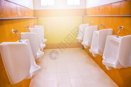 在公共厕所中用排在瓦墙上的人用小便裤厕所图片