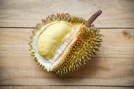 夏季Durian在木制背景料上撕扯新鲜的durian剥削热带水果图片