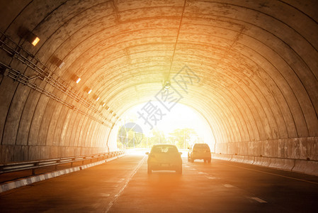公路隧道交通车的速隧道尽头有亮光背景图片