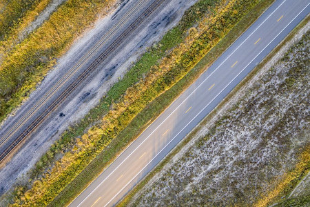 Nebraska沙丘山的公路和夏末或秋初空中观察图片