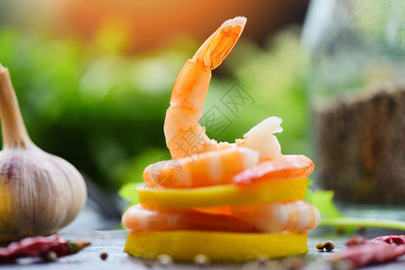 柠檬上的新鲜虾盘子上装的新鲜虾海煮熟的加香料和蔬菜煮熟的虾美食图片