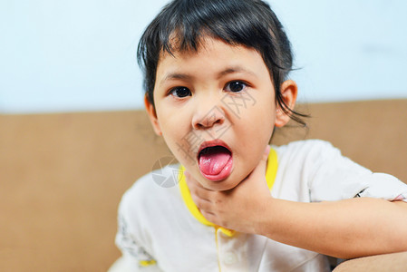 咳嗽和喉咙痛亚洲小女孩生病发烧寒冷儿童伸出舌头高清图片