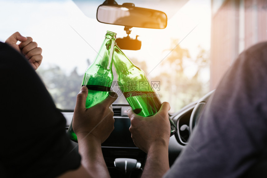 两位男人在车上喝酒