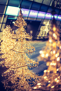 紧贴圣诞装饰的灯光在购物中心前图片