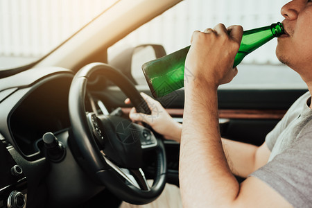 开车喝啤酒违法规则图片