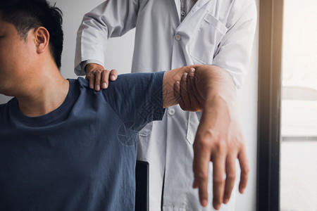 身体治疗师要求病人检查肩部疼痛图片