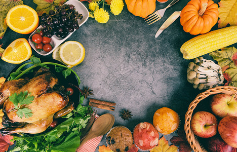 感恩节南瓜感恩节晚宴与火鸡蔬菜水果一同在节假日感恩餐桌上庆祝传统定餐或圣诞桌背景