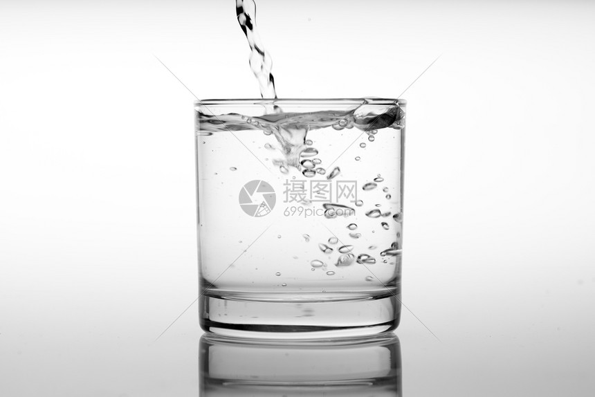 将饮用水倒入玻璃摄影棚镜头