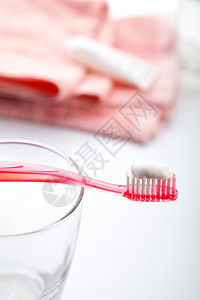 用于牙科护理概念的多彩牙刷图片