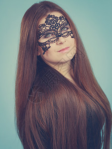 戴着黑色眼罩的神秘女人长着棕色头发背景图片