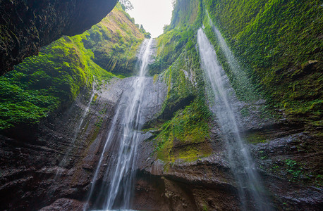 公园的马达卡里普拉瀑布爪哇岛最高的瀑布印度尼西亚旅行和假期自然景观背旅游点图片