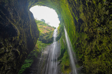 公园的马达卡里普拉瀑布爪哇岛最高的瀑布印度尼西亚旅行和假期自然景观背旅游点图片