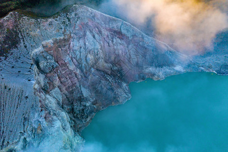 日出时有绿宝石硫磺湖的KawahIjen火山岩悬崖空中景象印度尼西亚东爪哇全景自然观背图片