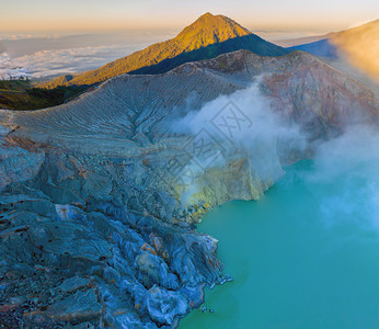 日出时有绿宝石硫磺湖的KawahIjen火山岩悬崖空中景象印度尼西亚东爪哇全景自然观背图片