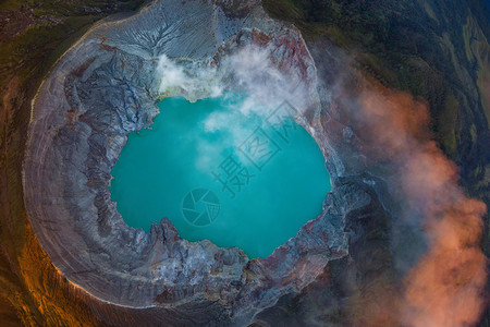 java精英班日出时有绿宝石硫磺湖的KawahIjen火山岩悬崖空中景象印度尼西亚东爪哇全景自然观背背景