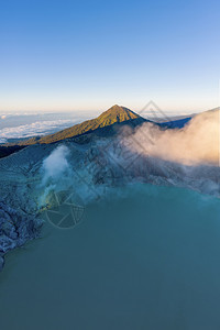 日出时有绿宝石硫磺湖的KawahIjen火山岩悬崖空中景象印度尼西亚东爪哇全景自然观背图片