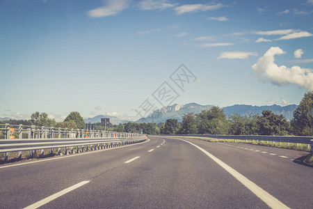 在阳光明媚的夏日上高速公路旅行图片