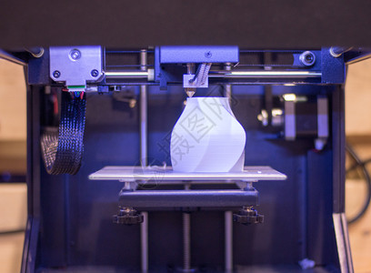 自动3d打印机执行三维产品创建关闭图片