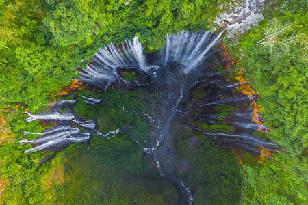 SewuWaterfall的空中顶层景象Jinguashi自然景观位于印度尼西亚旅行背景游点图片