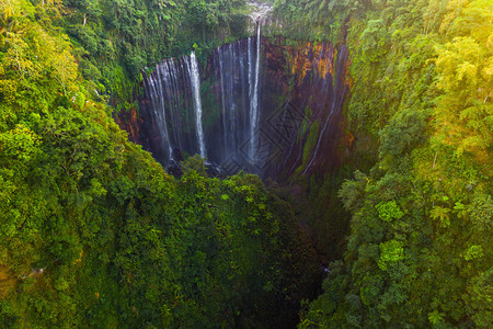 SewuWaterfall的空中顶层景象Jinguashi自然景观位于印度尼西亚旅行背景游点图片