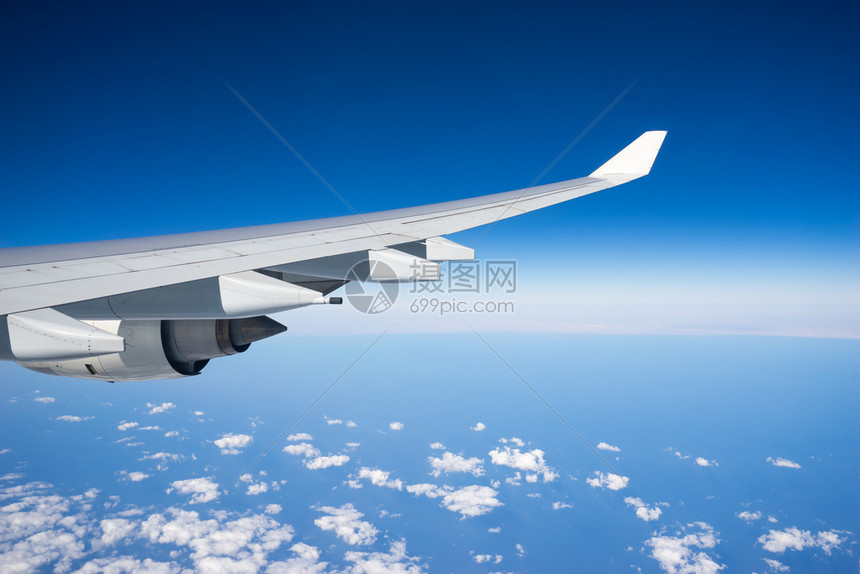 从飞机窗口观看空中的风景图片