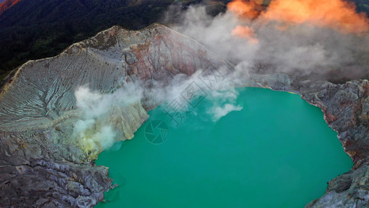 java精英班日出时有绿宝石硫磺湖的KawahIjen火山岩悬崖空中景象印度尼西亚东爪哇全景自然观背背景