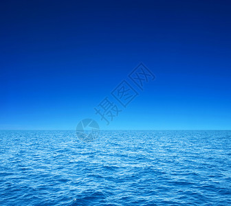 蓝色阳光明媚的海水表面图片