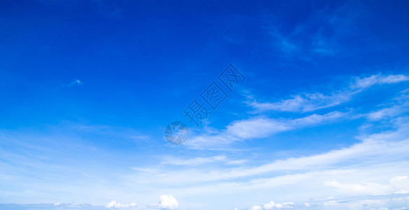 海面上空的蓝色云天背景图片