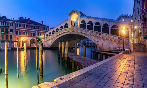 意大利威尼斯运河上著名的里亚尔托大桥全景图片