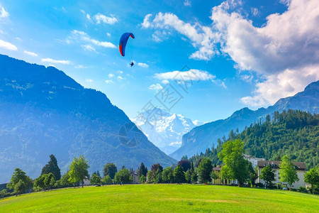 在瑞士伯尔尼高地重要旅游中心因特拉肯市的霍赫马特公园飞行的一架滑翔机图片
