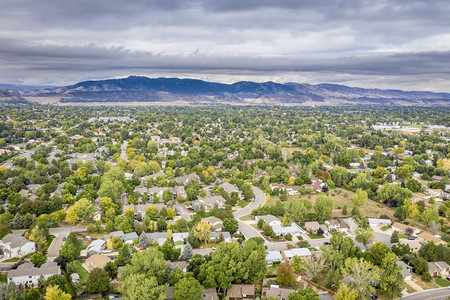 科罗拉多北部城市居民区的空中观察其背景是山丘和落基脉科罗拉多堡初秋风景图片