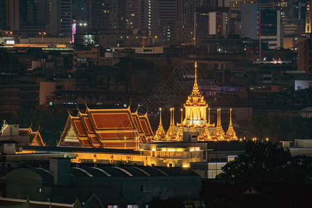 LohaPrasatWatRatchanattda以及泰国曼谷市的摩天大楼图片