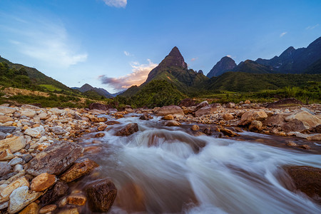 夏季芬西潘山谷日落时湖旅行和假日期概念越南萨帕自然景观背图片