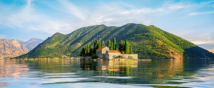 措卡湖黑山科托尔湾Perast镇附近的圣乔治岛背景