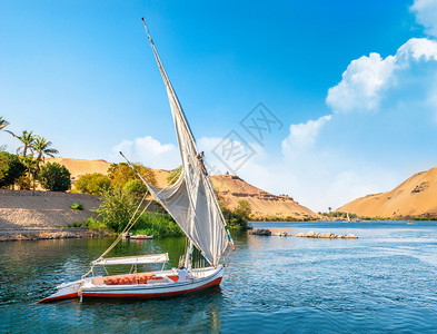 尼罗河和在阿斯旺日落时的渔船图片