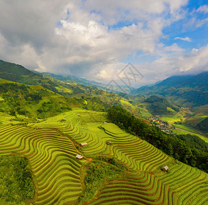 山线条稻田梯MuCangChaiYenBai农村或地区绿色业田亚洲和越南日落时山峰谷的空中最高景象自然观背背景
