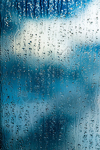 蓝窗上有大雨滴图片