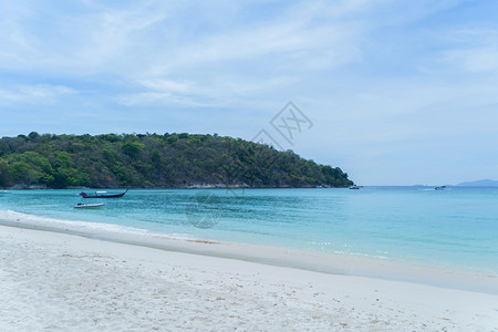 夏季的Patong海滩Phuket岛和蓝海以及旅游行和假期背景中云彩的都市泰国安达曼海旅游景点图片