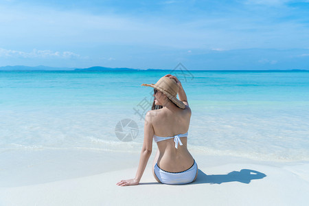 夏天在普吉海滩附近的松绿中放和享受期间在泰国的自然海洋或岛屿中午外出度假图片