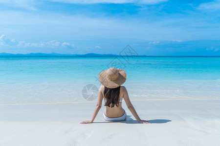 夏天在普吉海滩附近的松绿中放和享受期间在泰国的自然海洋或岛屿中午外出度假图片