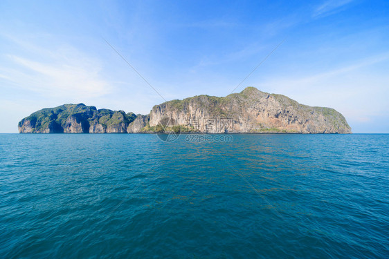 泰国安达曼海AndamanOcean旅游景点与蓝云天空图片