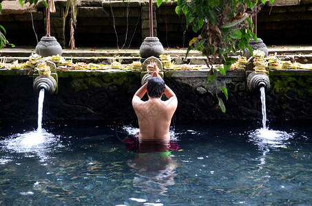 巴厘岛圣泉寺在PuraTirtaEmpul寺圣泉水祈祷背景