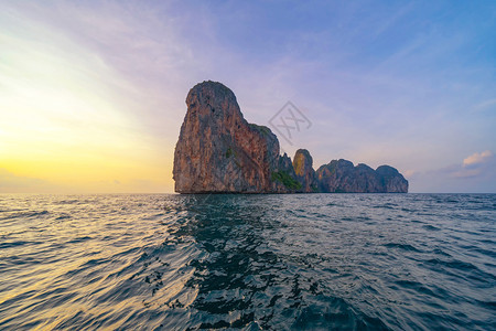 PhiPhi玛雅海滩有蓝色松黄的海水普吉岛暑假旅行夏季泰国安达曼海洋蓝色云层旅游景点背景图片