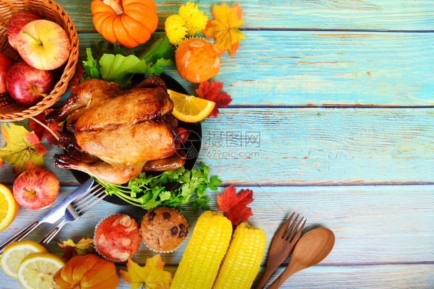 感恩节晚宴与火鸡蔬菜水果一同在节假日感恩餐桌上庆祝传统定餐或圣诞桌图片