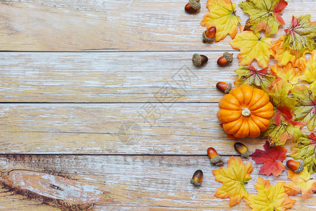 感恩节背景框架秋叶装饰节庆木制秋桌布局和南瓜节图片