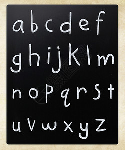 完整英文字母手写黑板上有白粉笔图片