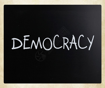 民主这个词用黑板上的白粉笔手写图片