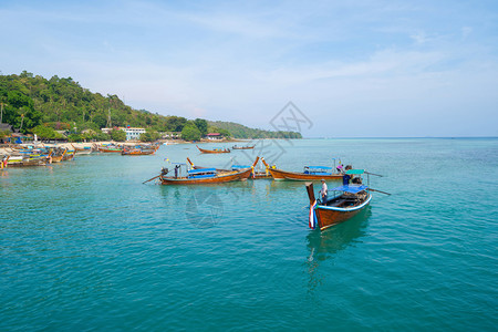 在PhiPhi玛雅海滩有蓝色绿宝石海水普吉岛夏季在Phuket岛游假旅行泰国安达曼海蓝色天空的旅游景点自然观图片